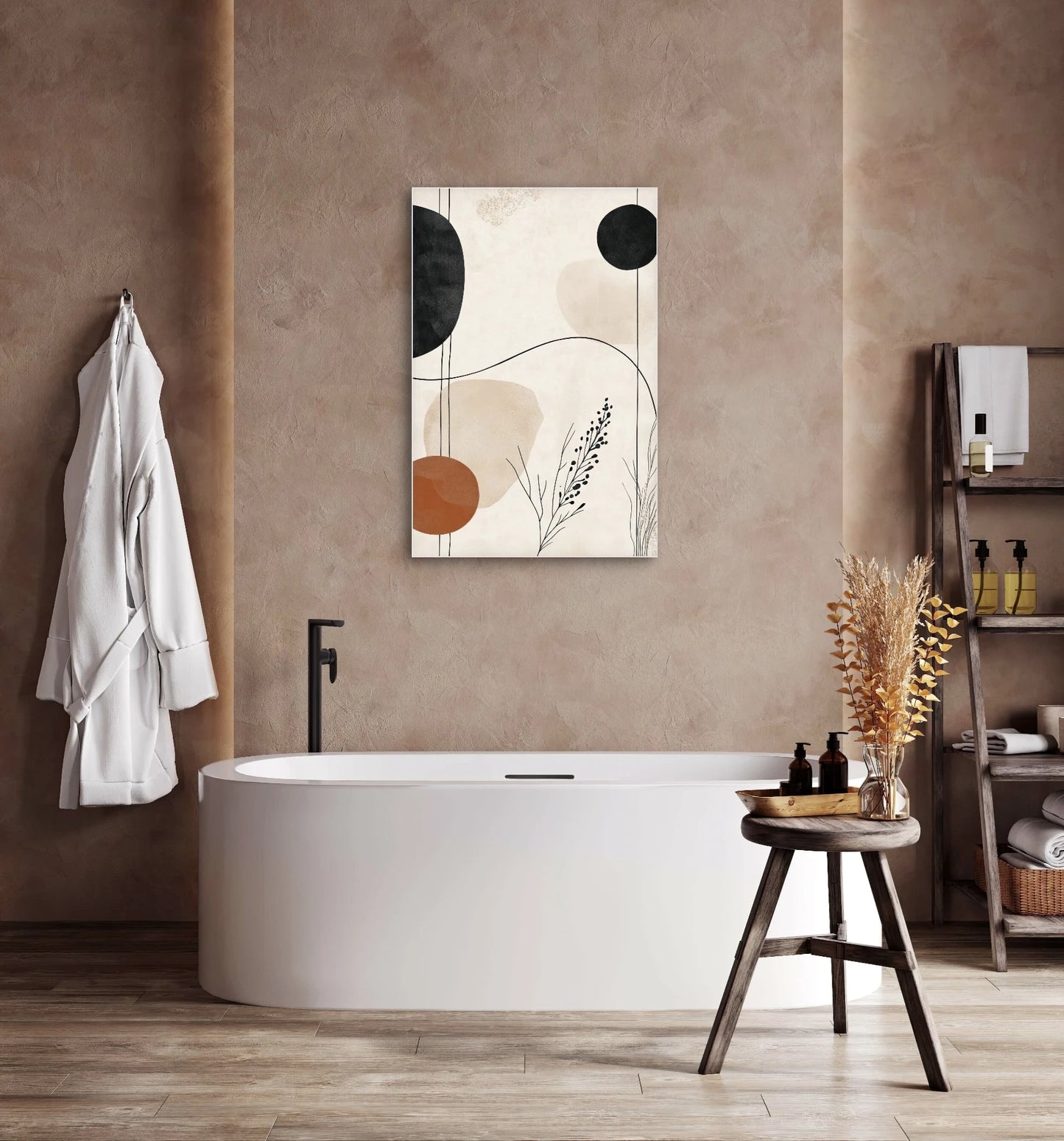 Abstract kunstwerk met organische vormen in beige, zwart en roestoranje boven wit bad in warme badkamer
