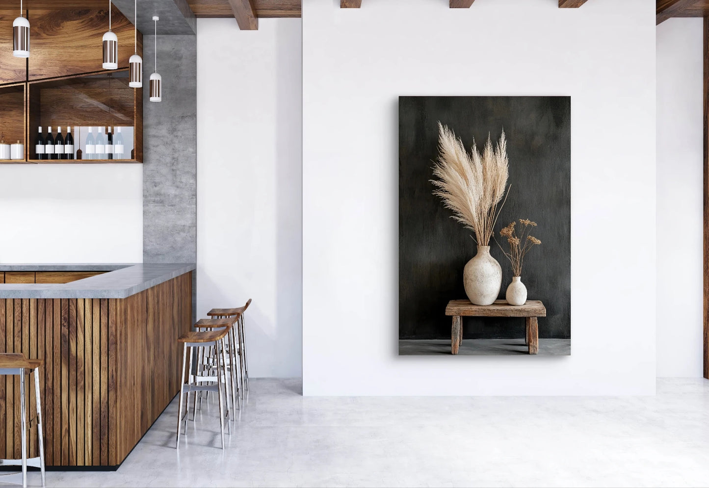 Kunstwerk “Zand & Stilte” aan de muur in een moderne ruimte met houten bar en witte wanden, toont twee vazen op rustiek houten bankje

