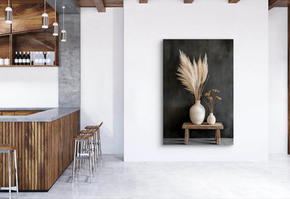 Kunstwerk “Zand & Stilte” aan de muur in een moderne ruimte met houten bar en witte wanden, toont twee vazen op rustiek houten bankje
