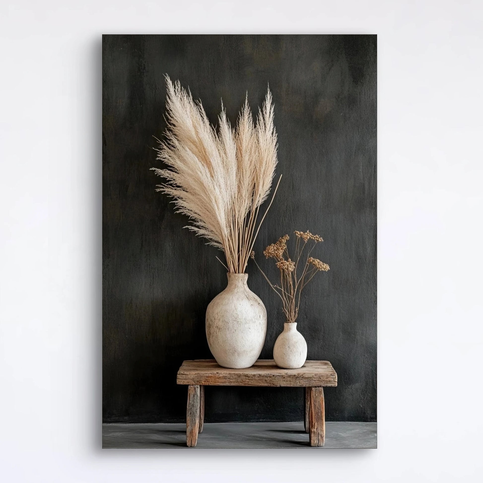 Detail van pampagras en droogbloemen in aardewerken vazen op houten tafel uit het kunstwerk “Zand & Stilte”
