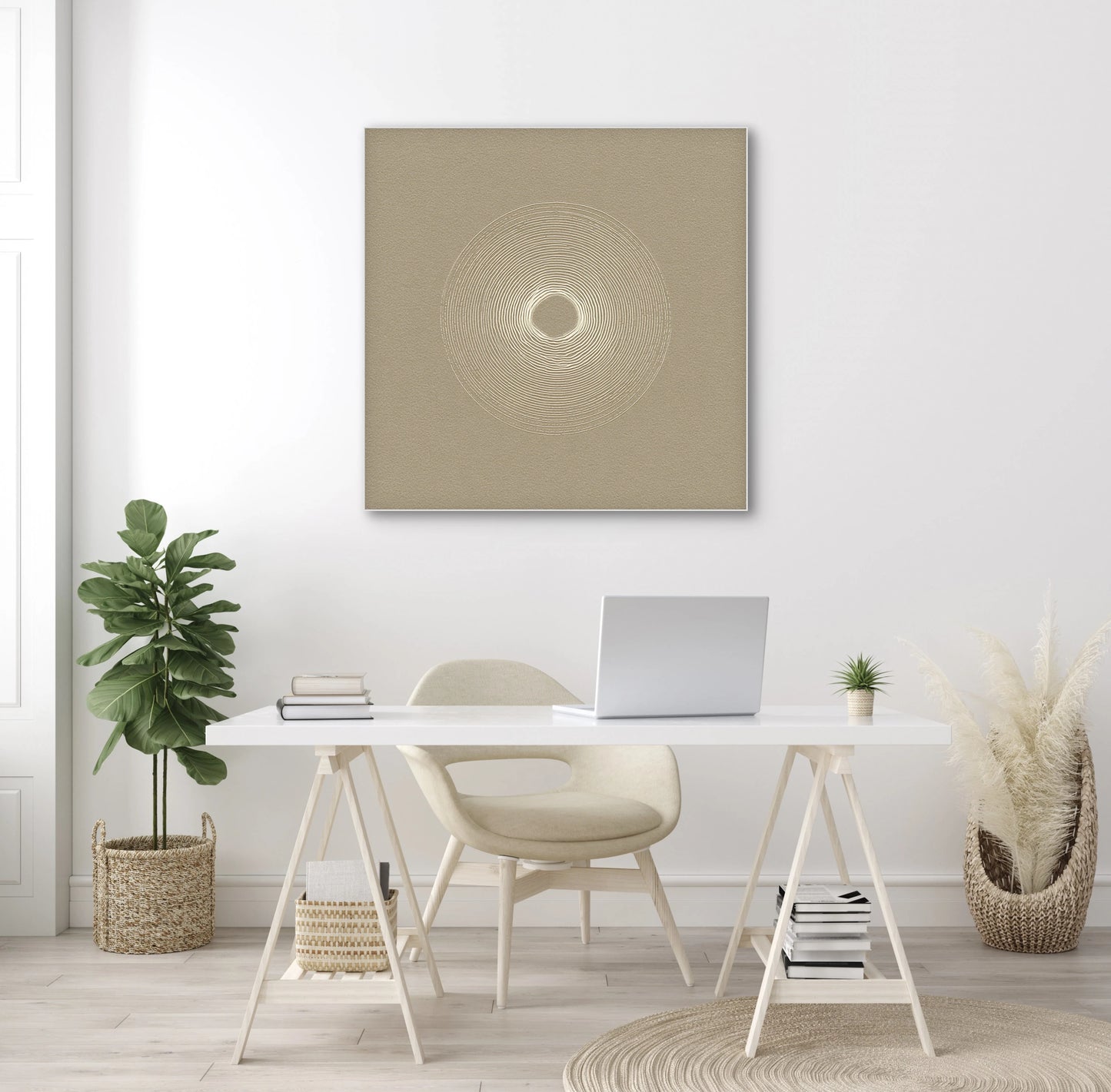 Kunstwerk Zandcirkel boven een minimalistisch wit bureau in een lichte werkruimte.
