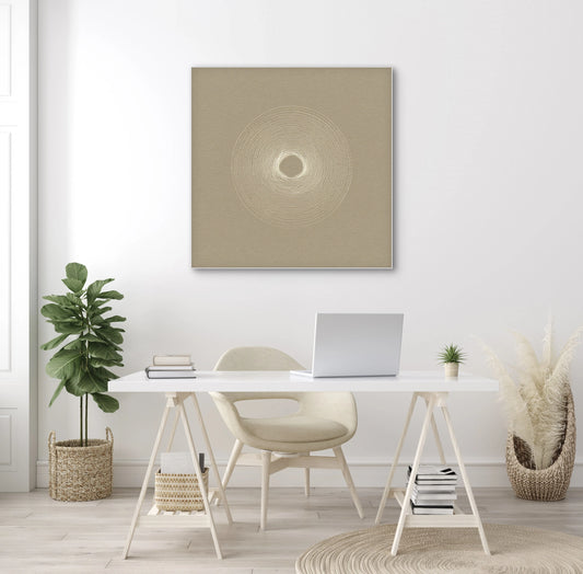 Kunstwerk Zandcirkel boven een minimalistisch wit bureau in een lichte werkruimte.
