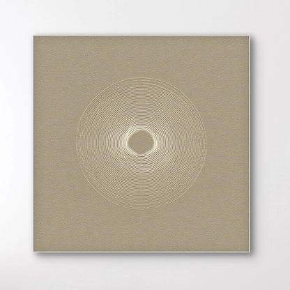 Detail van Zandcirkel met fijne concentrische lijnen op een zandkleurige achtergrond.
