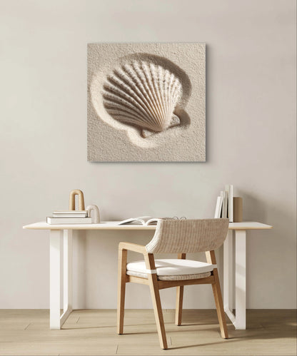 Interieur met wandkunst Zandfluistering, een kunstwerk met schelpafdruk in zand
