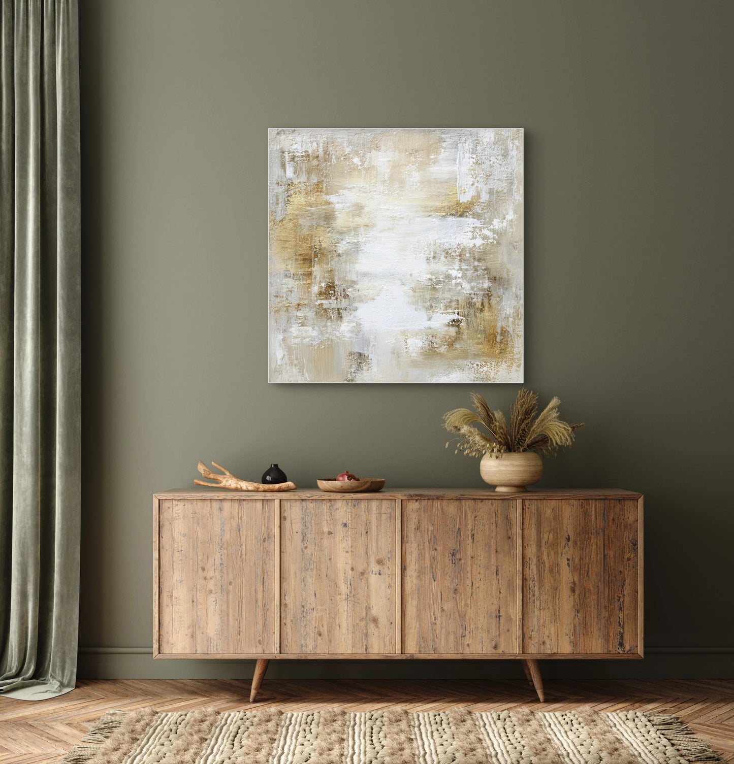 Abstract kunstwerk in zand en goud tonen boven houten dressoir met groene muur
