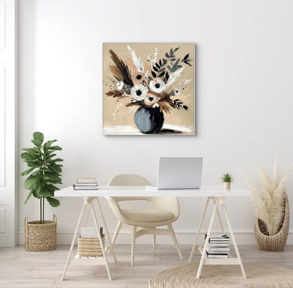 Kunstwerk â€œZand in Bloeiâ€ boven een wit bureau in een lichte, natuurlijke werkkamer met planten en rotan accenten
