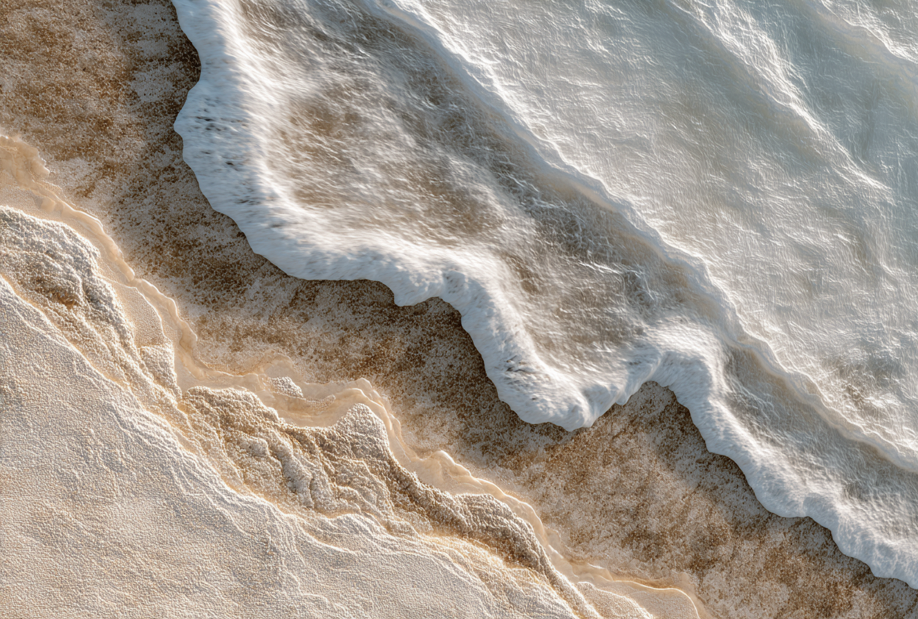 Abstract wandkunstwerk in wit en beige met natuurlijke golfvormen en zachte overgangen
