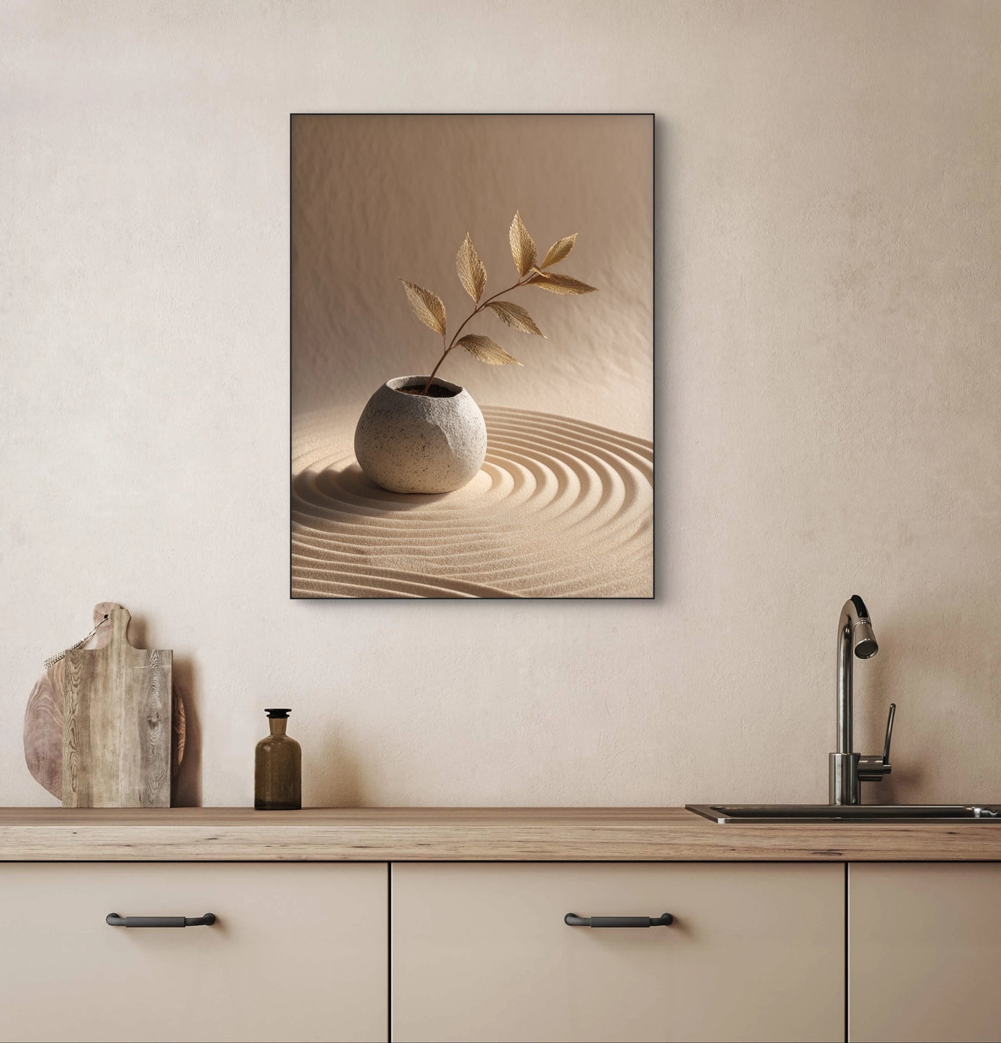 Interieur met wandkunst Zandritme, minimalistisch kunstwerk met vaas en zandpatroon
