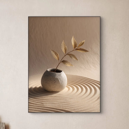 Detail van Zandritme, kunstwerk met ronde vaas, blad en cirkels in zand
