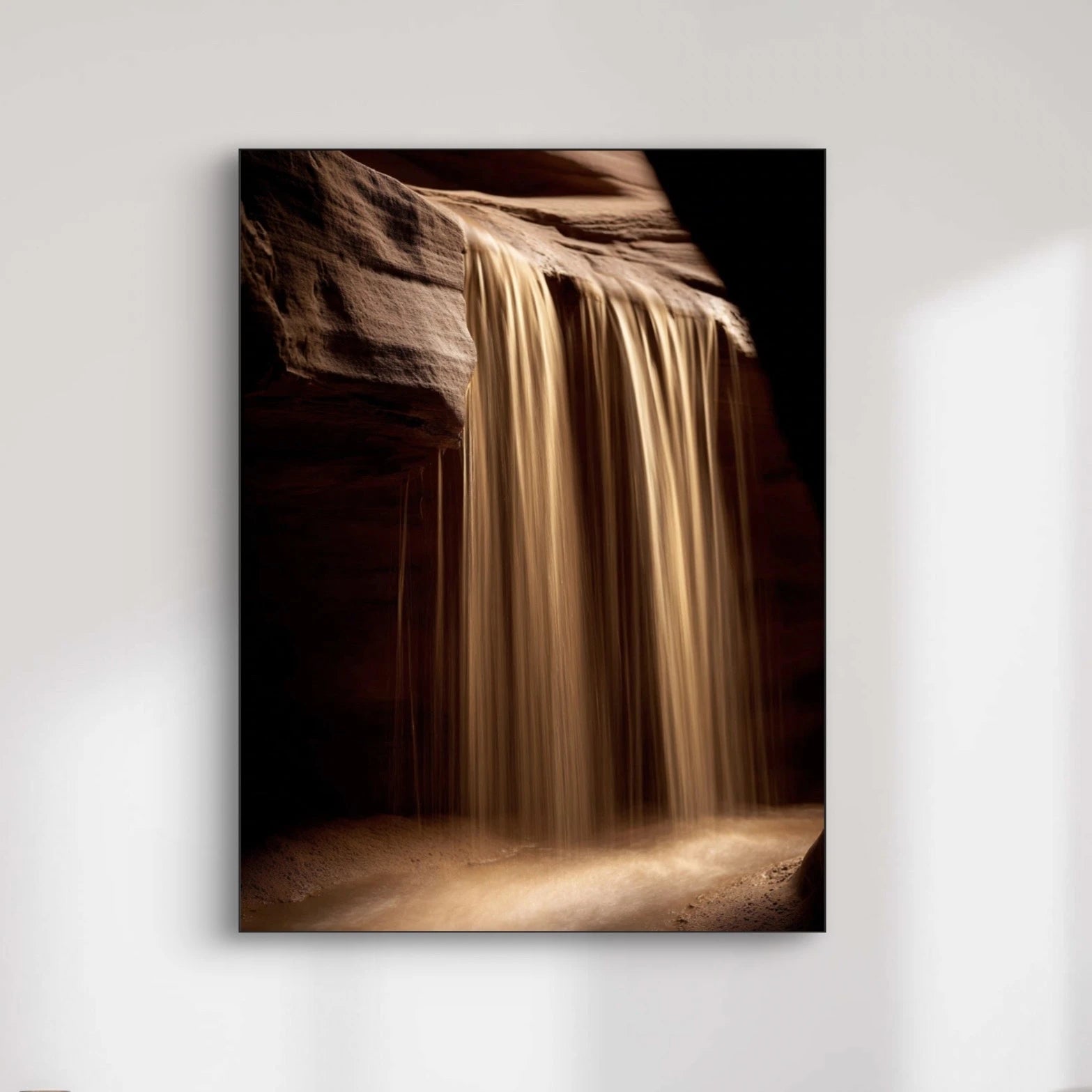 Detail van zandwaterval met warme lichtinval en rotsstructuur
