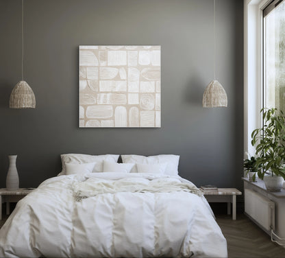 Abstract schilderij Zandverhaal in beige en zandkleuren boven een lichte bank in een minimalistisch interieur
