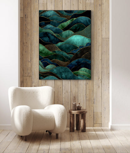 Abstract kunstwerk in groen en blauw tonen boven lichte fauteuil met houten wand
