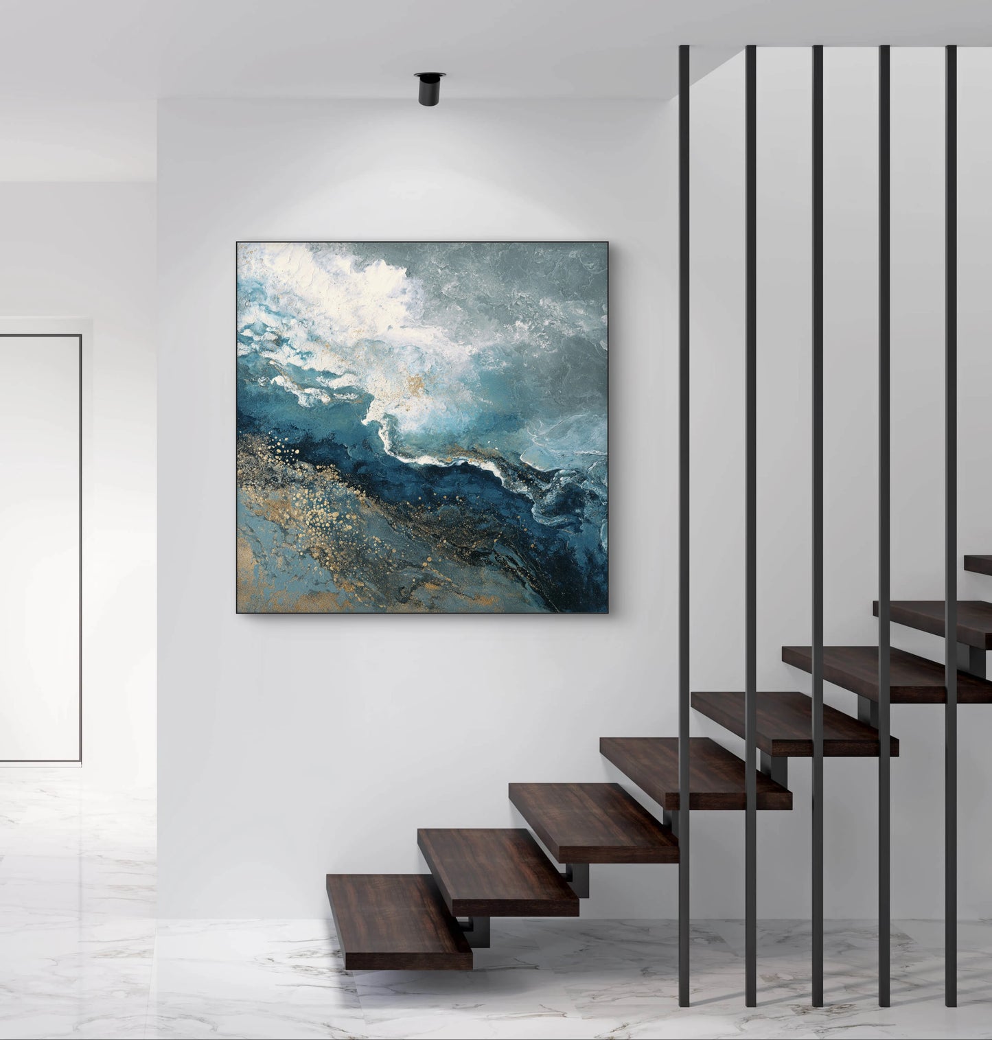 Abstract kunstwerk in blauw, wit en goud tonen boven trap in modern interieur
