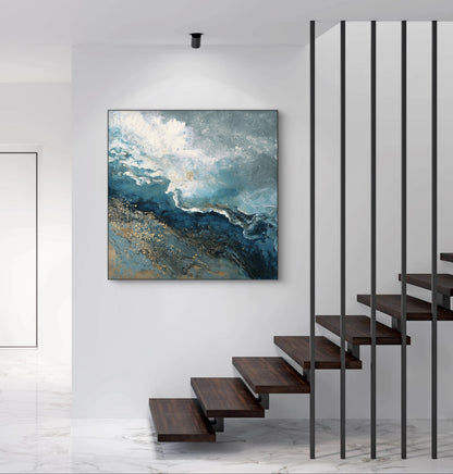 Abstract kunstwerk in blauw, wit en goud tonen boven trap in modern interieur
