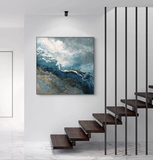 Abstract kunstwerk in blauw, wit en goud tonen boven trap in modern interieur
