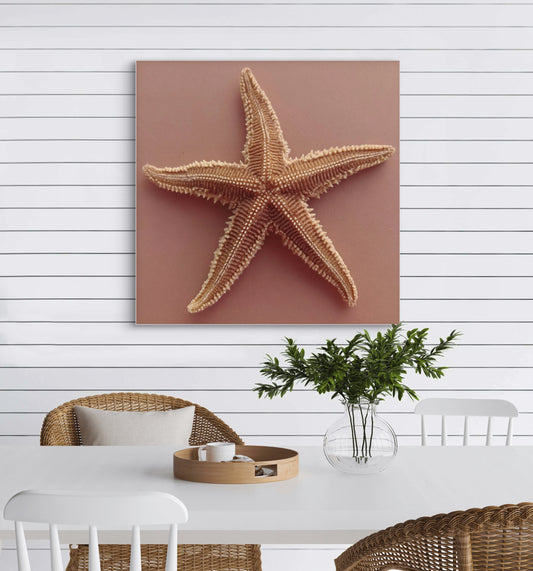 Interieur met wandkunst Zeesterlicht, kunstwerk van een zeester op roze achtergrond
