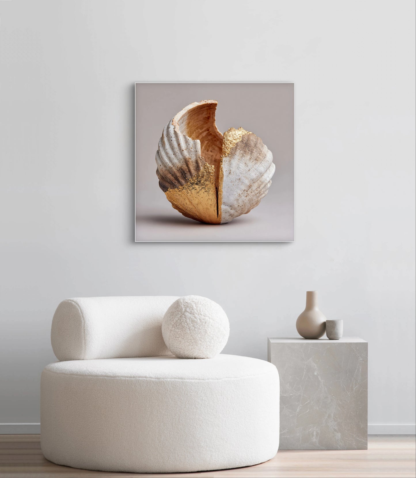 Mock-up van kunstwerk Ziel van Goud aan de muur boven witte fauteuil en marmeren bijzettafel 
