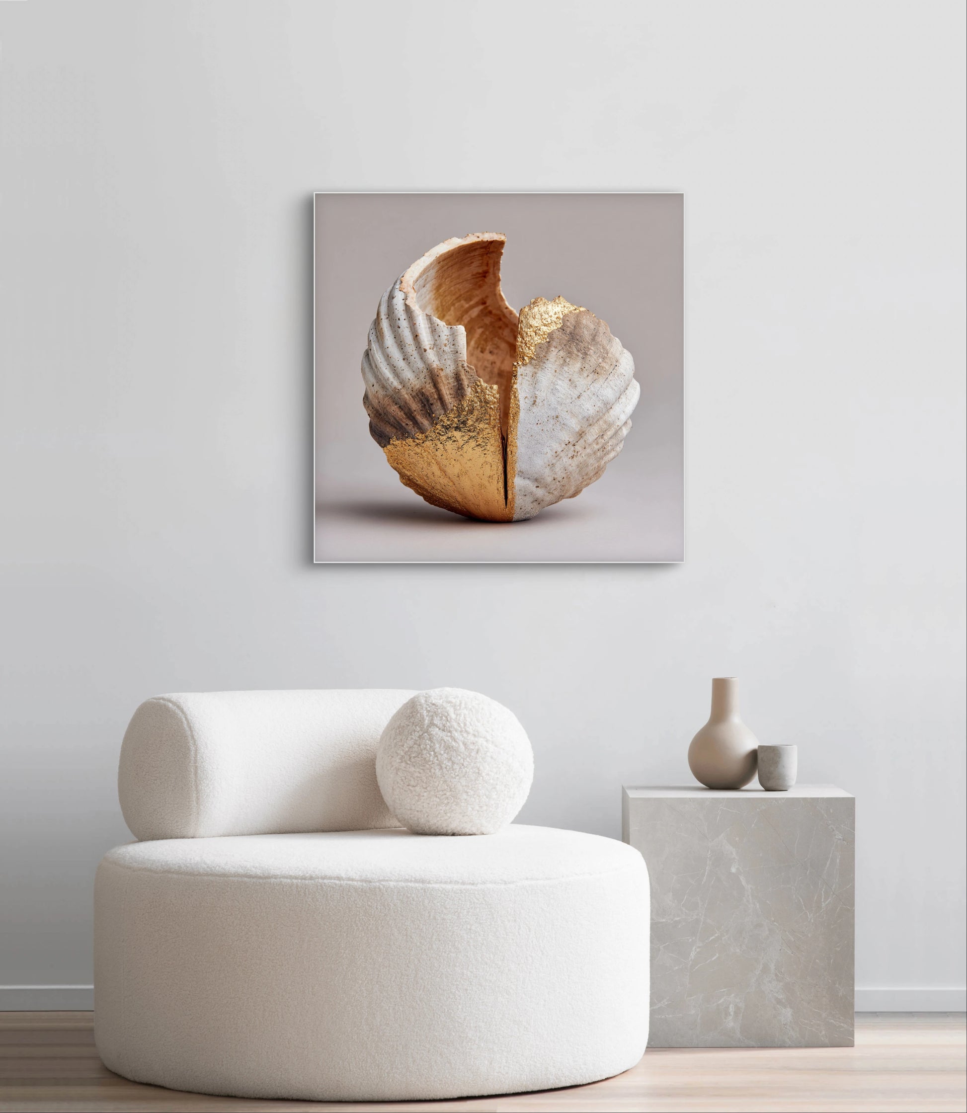 Mock-up van kunstwerk Ziel van Goud aan de muur boven witte fauteuil en marmeren bijzettafel 
