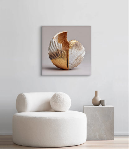 Mock-up van kunstwerk Ziel van Goud aan de muur boven witte fauteuil en marmeren bijzettafel 
