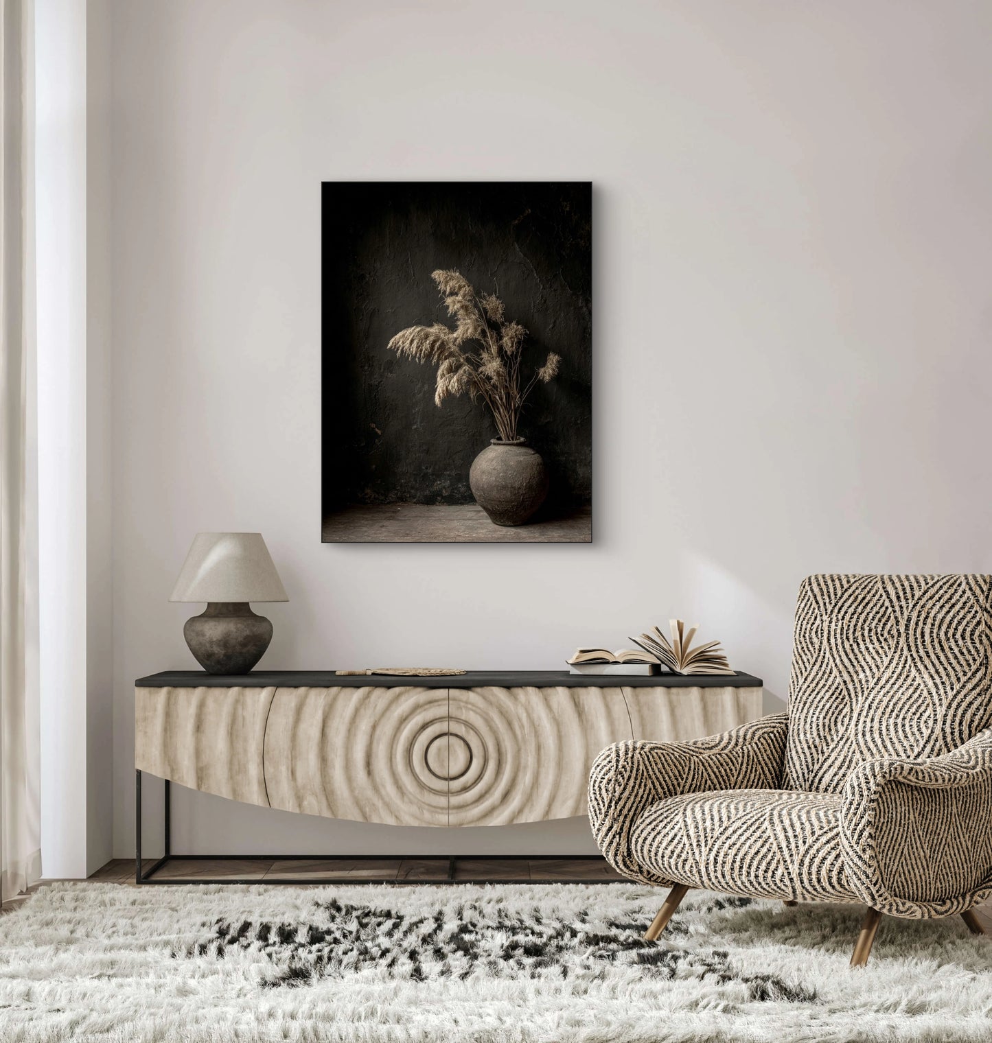 Mock-up van kunstwerk Zielenvaas aan de muur boven dressoir met lamp en fauteuil 
