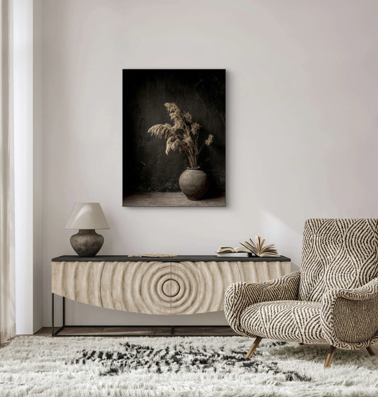 Mock-up van kunstwerk Zielenvaas aan de muur boven dressoir met lamp en fauteuil 
