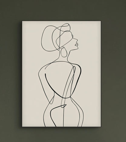 Minimalistisch lijnkunstwerk van een vrouw aan een donkergroene muur boven een lichtbeige bank in een sfeervol interieur met planten
