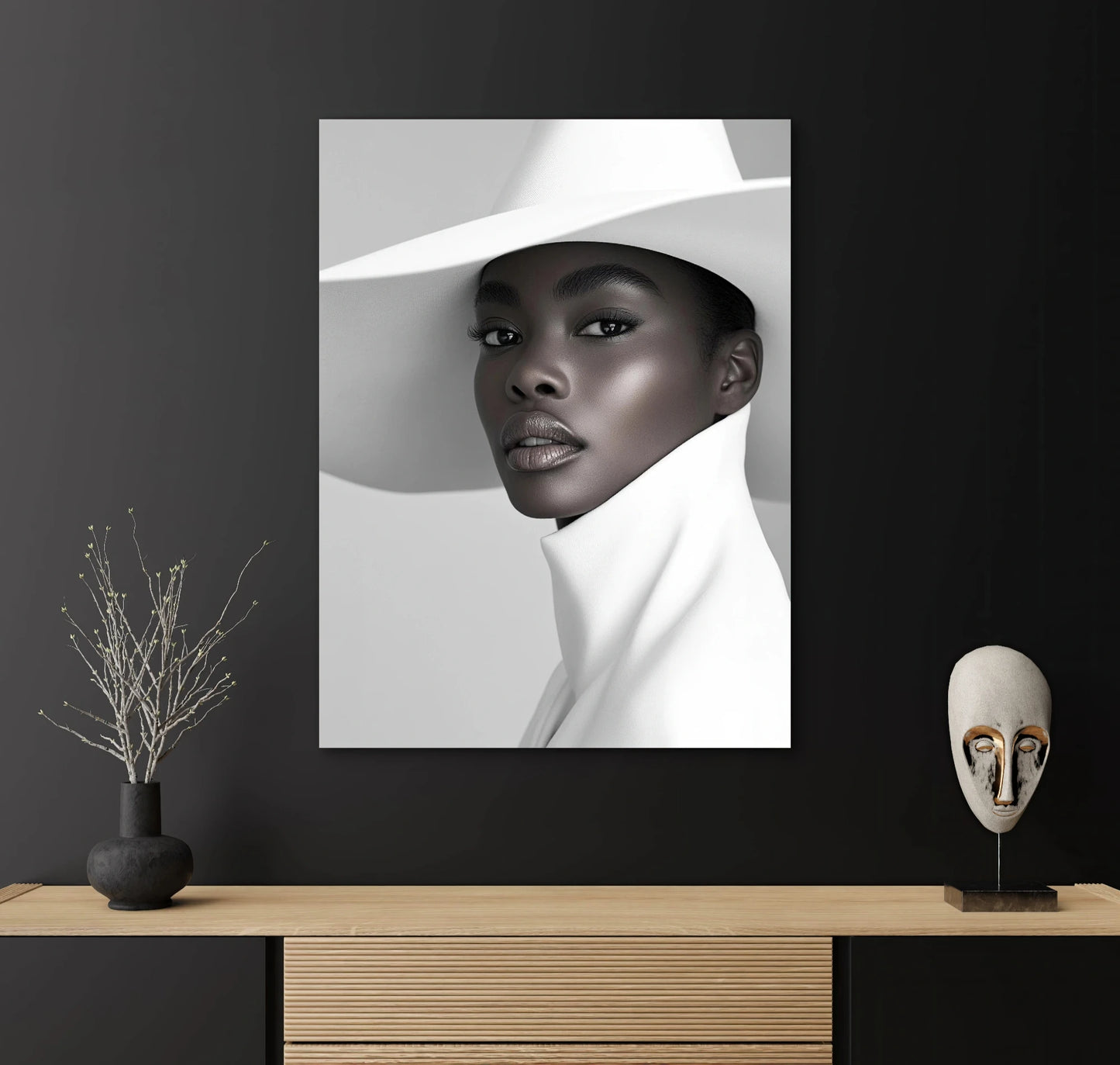 Textielkunstwerk Zij is stijl boven een houten dressoir tegen een zwarte muur
