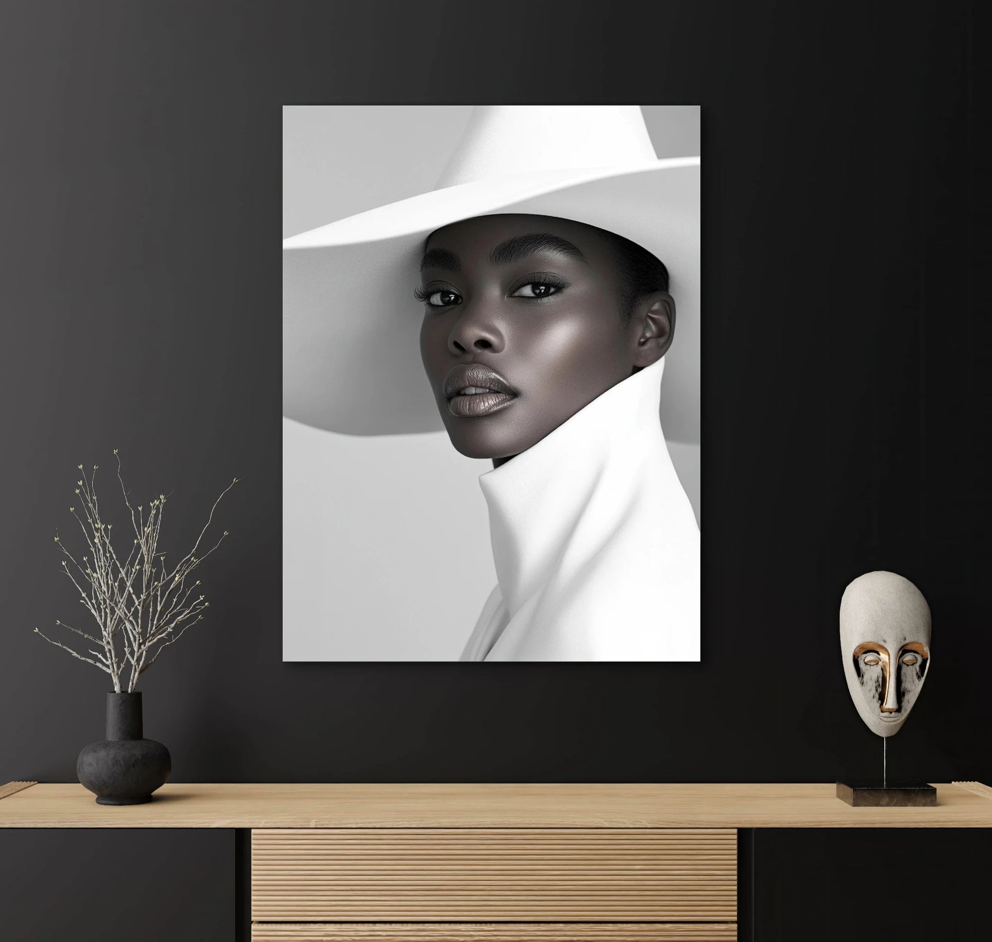 Textielkunstwerk Zij is stijl boven een houten dressoir tegen een zwarte muur
