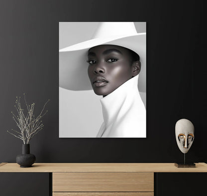 Textielkunstwerk Zij is stijl boven een houten dressoir tegen een zwarte muur
