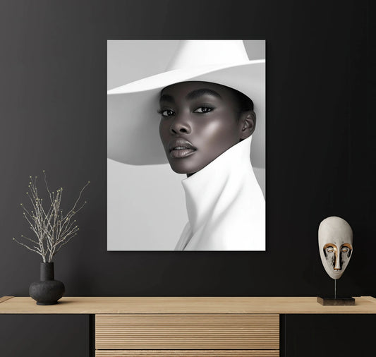 Textielkunstwerk Zij is stijl boven een houten dressoir tegen een zwarte muur
