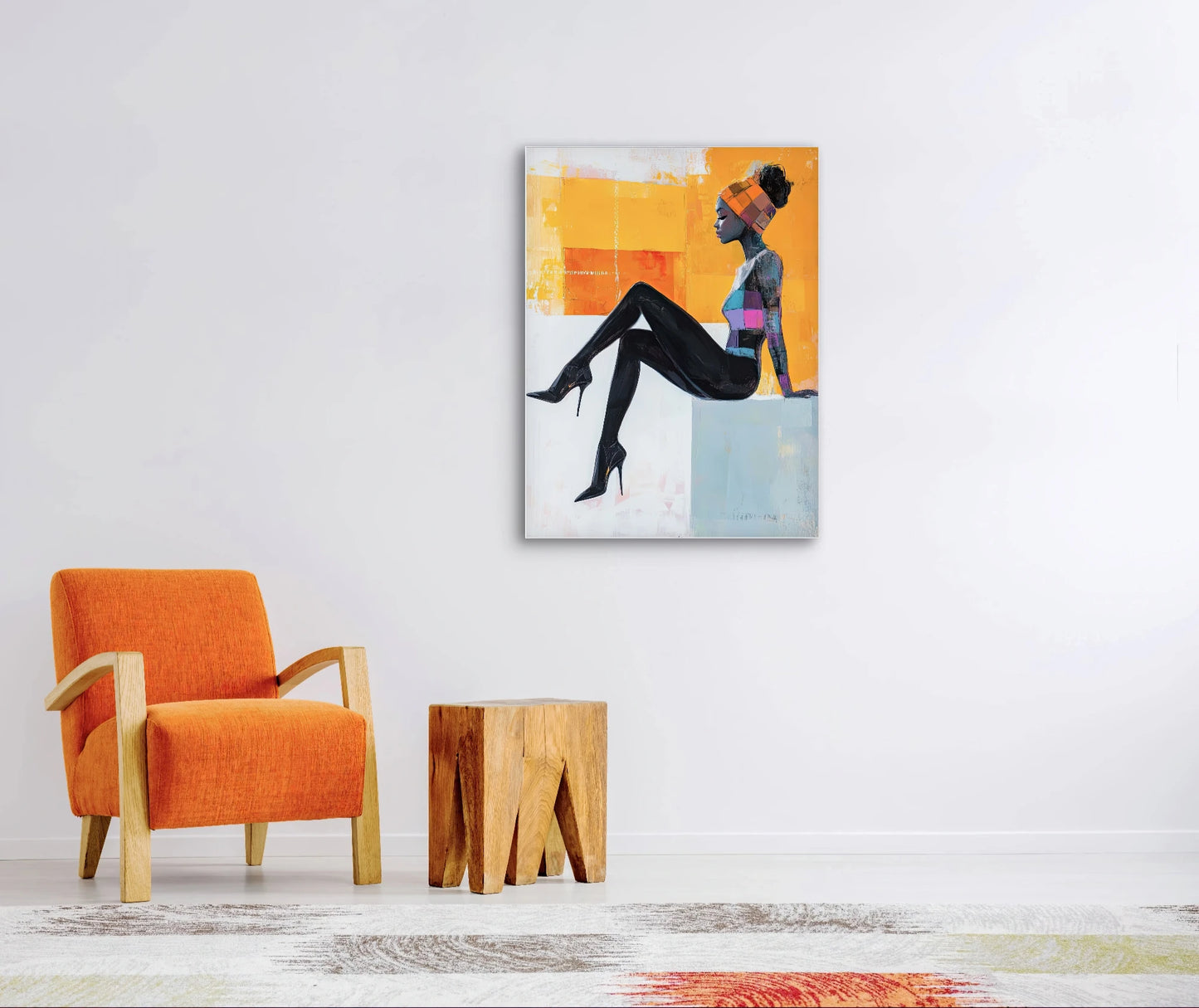 Textielkunstwerk Zijlijn van zonlicht boven een oranje fauteuil met houten bijzettafel
