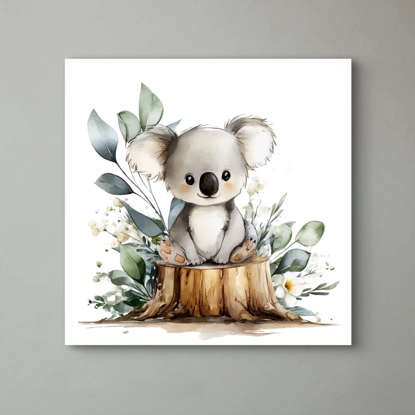 Detail van een koala op boomstronk tussen zachte bladeren en bloemen in aardetinten  
