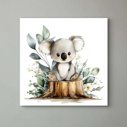 Detail van een koala op boomstronk tussen zachte bladeren en bloemen in aardetinten  
