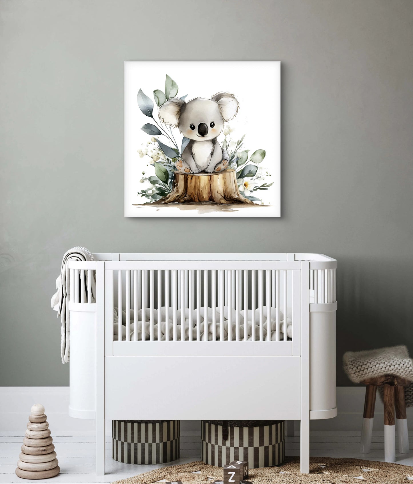 Kinderkamer met kunstwerk van een zittende koala op boomstronk met eucalyptus en bloemen  