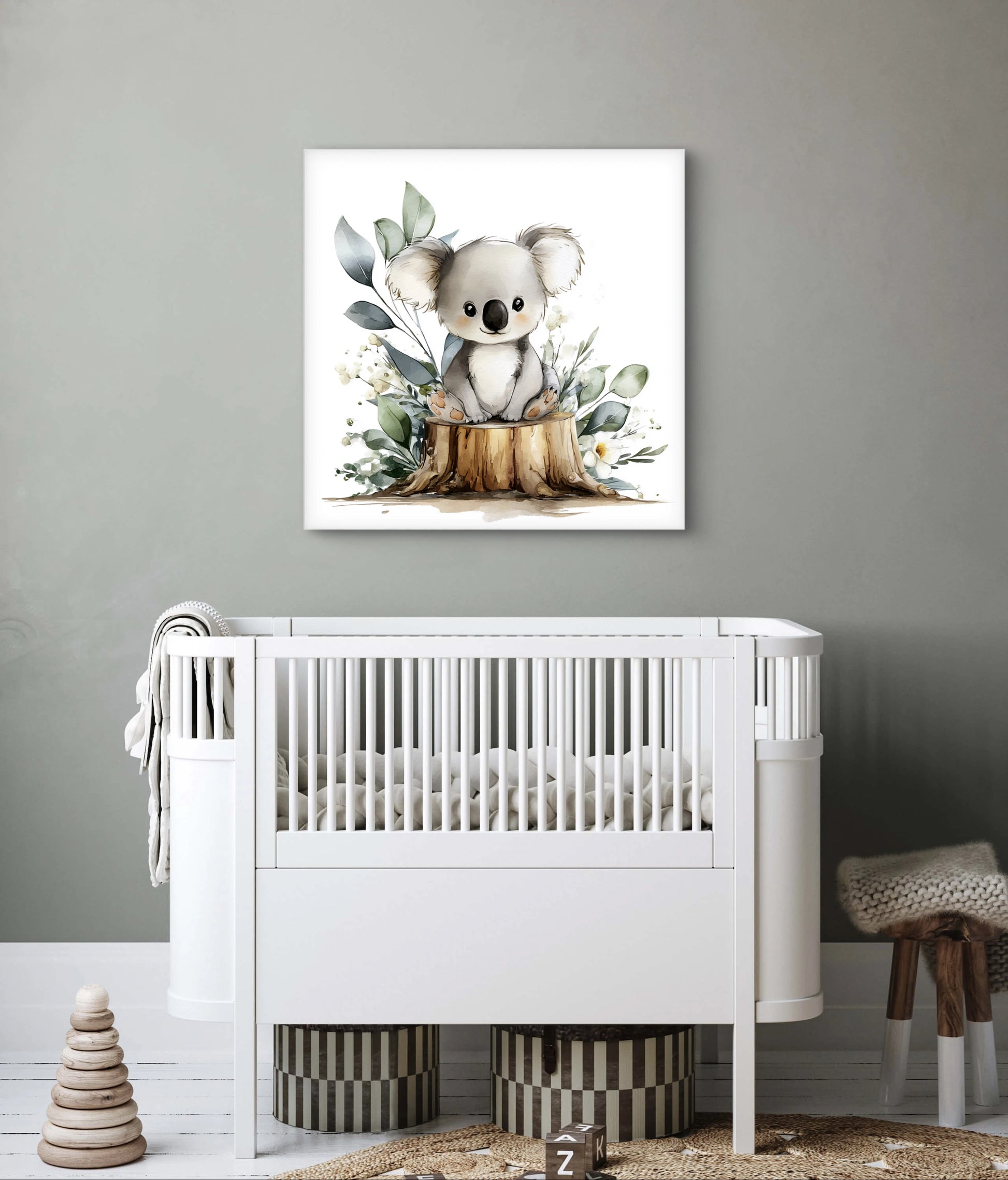 Kinderkamer met kunstwerk van een zittende koala op boomstronk met eucalyptus en bloemen  