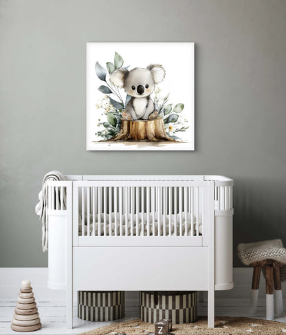 Kinderkamer met kunstwerk van een zittende koala op boomstronk met eucalyptus en bloemen  