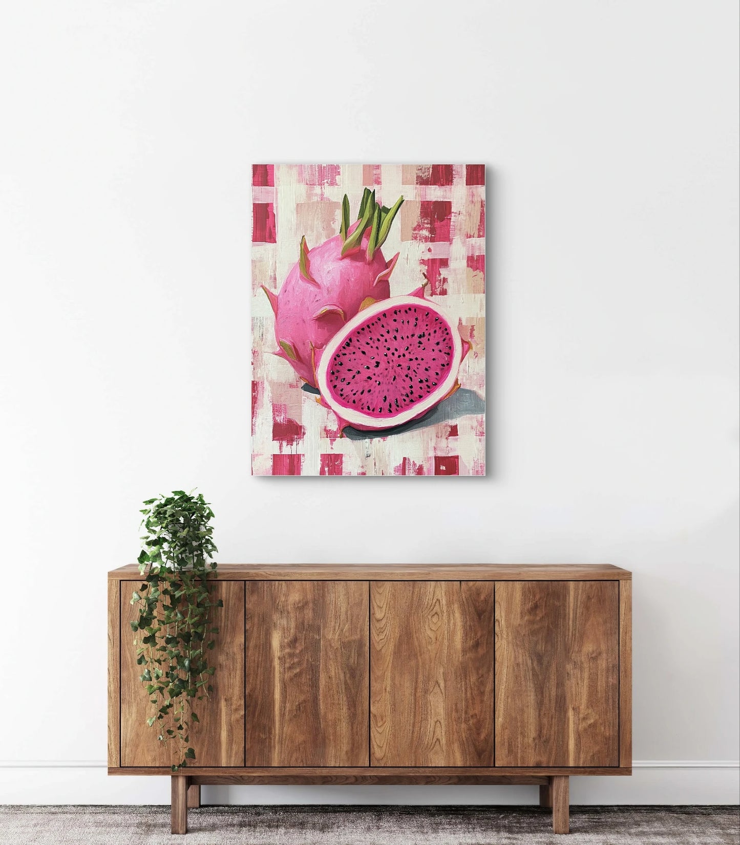 Kunstwerk â€œZoet Vuurâ€ met felroze drakenfruit boven een houten dressoir in een modern interieur
