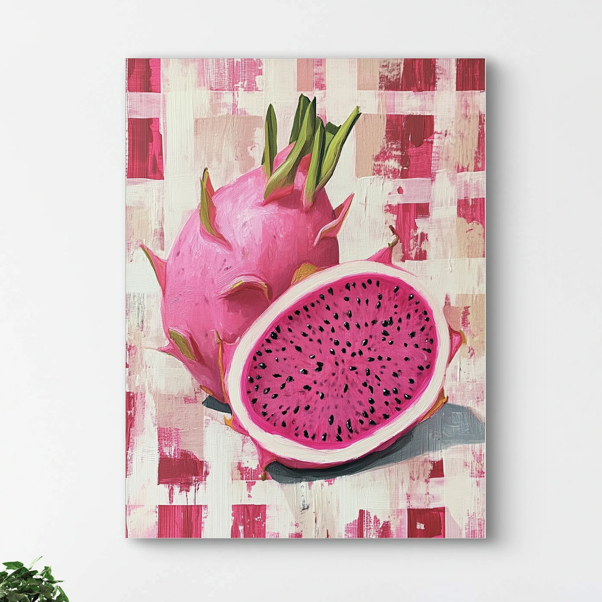 Detail van roze pitaya met zwarte pitjes op een abstract rood-wit geblokte achtergrond uit het kunstwerk â€œZoet Vuurâ€
