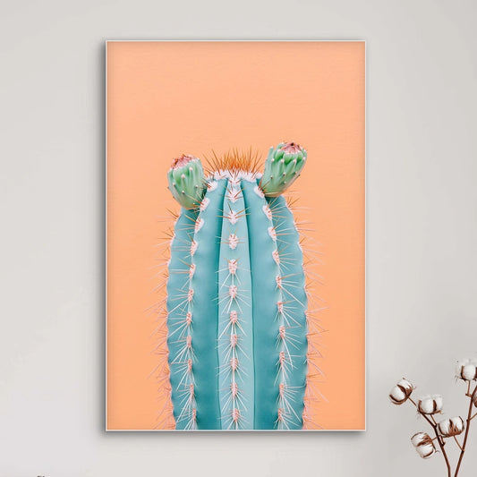 Detail van cactus met zachte stekels en roze bloeiknoppen tegen een zalmroze achtergrond
