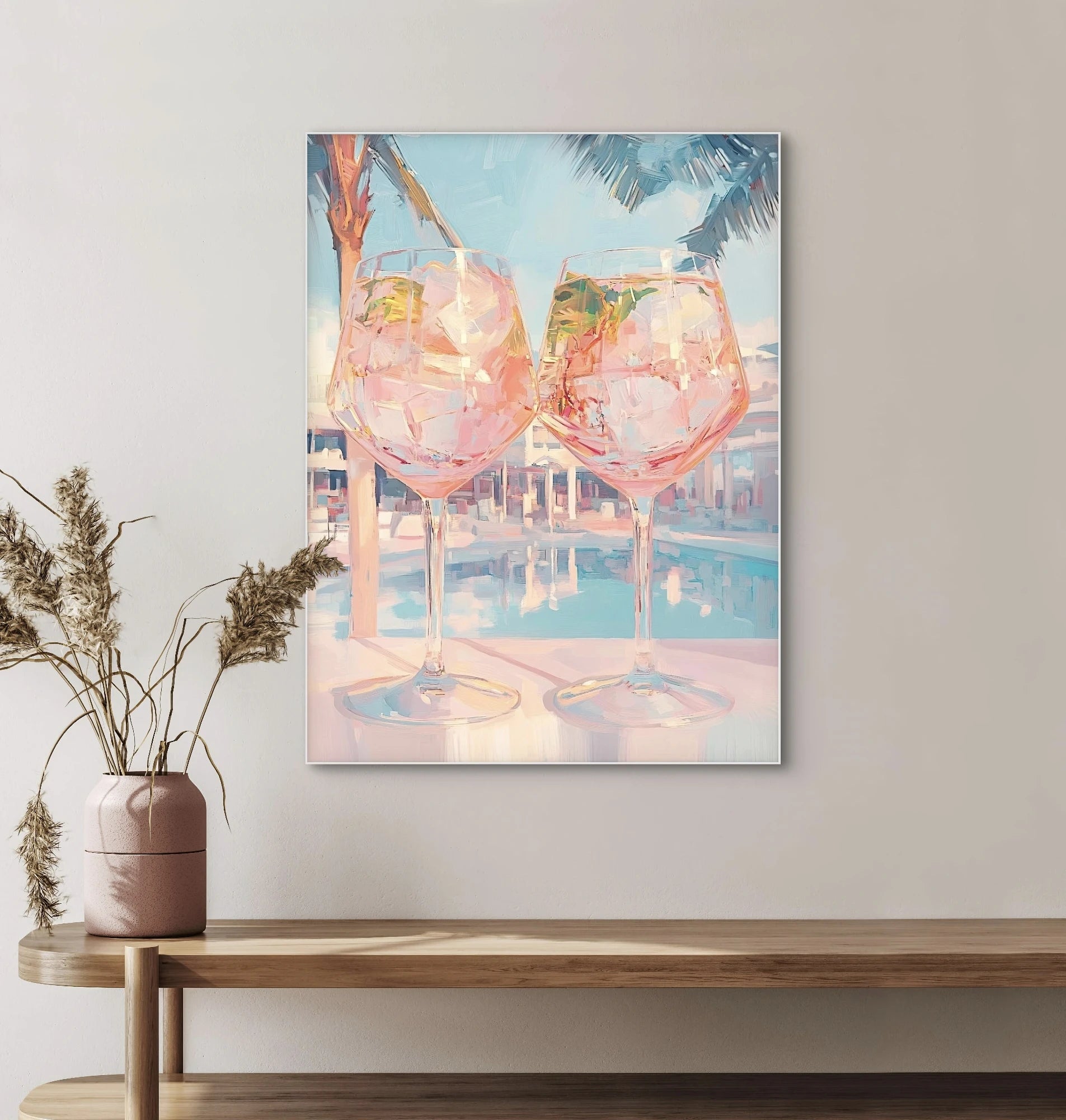 Kunstwerk “Zomer in een Glas” boven een houten tafel met vaas in een modern interieur
