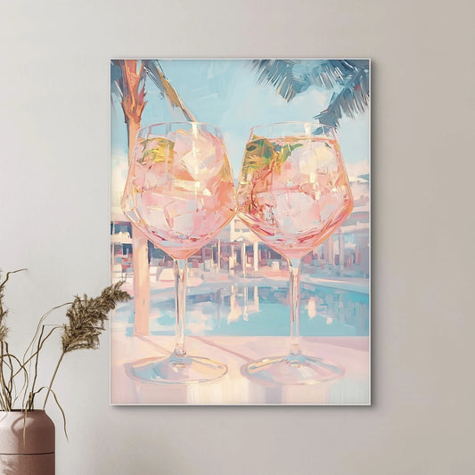 Detail van twee glazen rosé met ijsblokjes en munt, weerspiegelend in het zwembadlicht uit “Zomer in een Glas”
