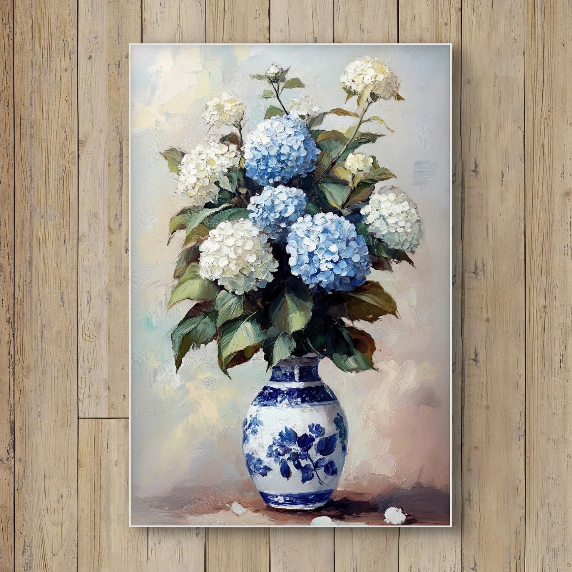 Detail van blauwe en witte hortensia’s in een porseleinen vaas in het kunstwerk “Zomerporselein”
