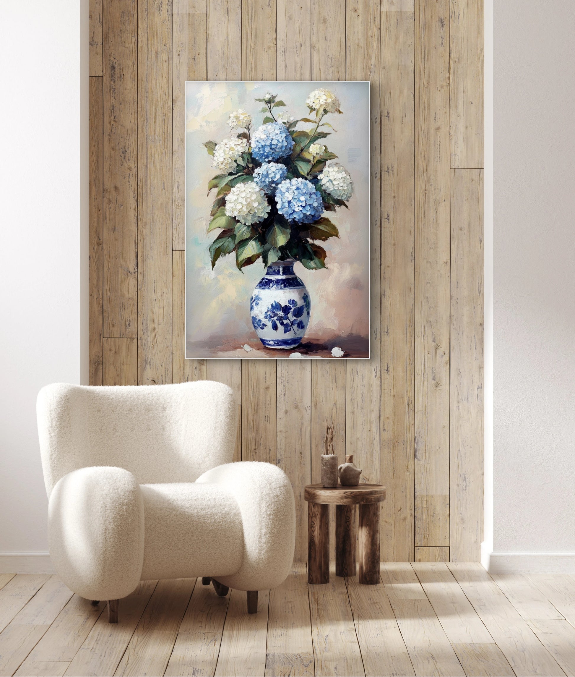 Kunstwerk “Zomerporselein” boven een witte fauteuil en houten wand in een sfeervol interieur