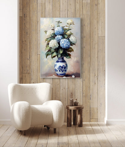 Kunstwerk “Zomerporselein” boven een witte fauteuil en houten wand in een sfeervol interieur