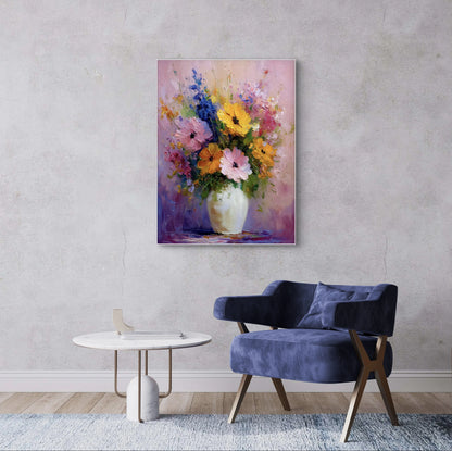 Mock-up van kunstwerk Zomerse Symfonie aan de muur boven moderne stoel en marmeren tafel 
