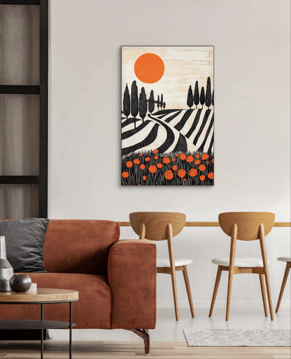 Zomerzicht als wanddecoratie boven bruine bank en houten stoelen in een warm interieur
