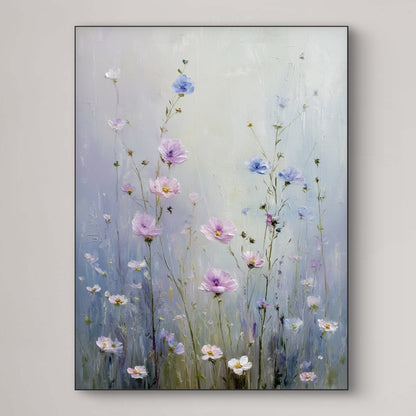 Detail van schilderachtig bloemkunstwerk met blauwe, roze en witte bloemen in zacht licht
