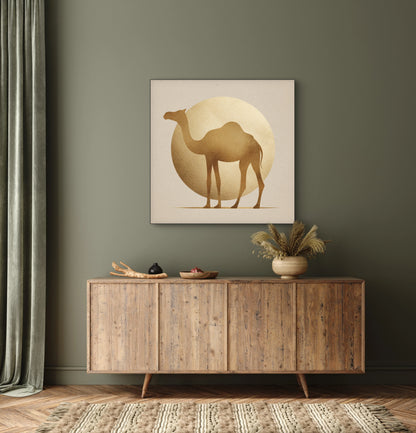Gouden kameel silhouet tegen zonvormige achtergrond in woonkamer met natuurlijke tinten  
