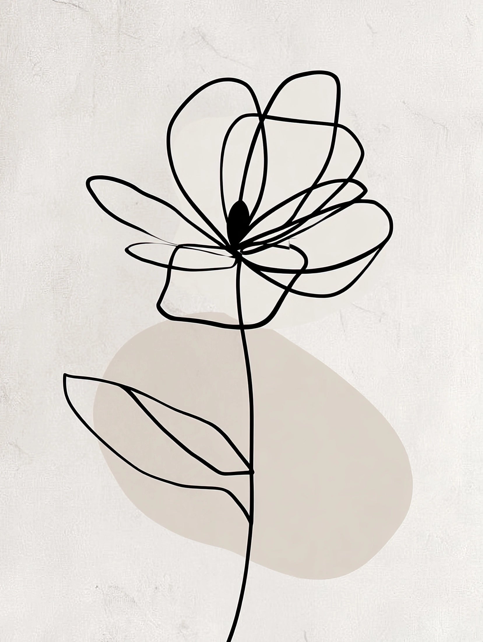 Volledig textielkunstwerk met bloem in lijntekening en zachte organische vorm op crèmekleurige achtergrond
