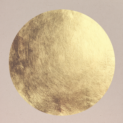 Abstract kunstwerk Zonklank met gouden ronde vorm op neutrale achtergrond.
